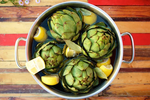 Artichokes in a pot — Stock fotografie