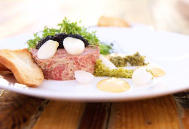 Havyar ve biftek tartare tost ile 