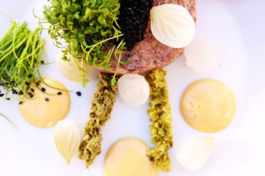 Steak tartare havyar ve arpacık ile