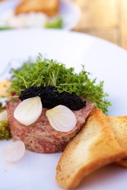 Biftek tartar ve havyar ile plaka
