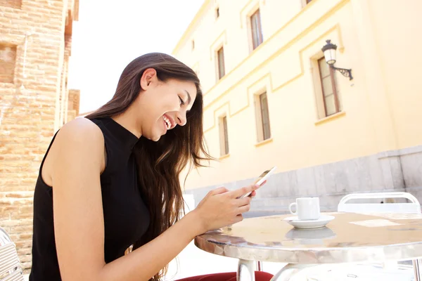 Mujer sonriente mirando el teléfono celular —  Fotos de Stock