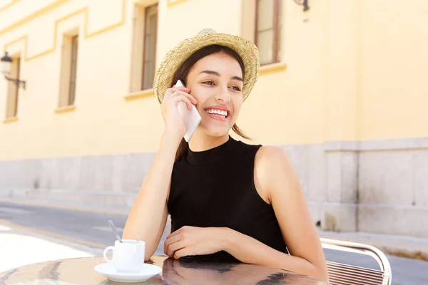 Stadtmädchen telefoniert im Outdoor-Café — Stockfoto