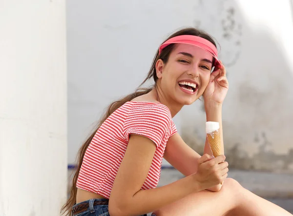 Fröhliche junge Frau lacht mit Eistüte draußen — Stockfoto