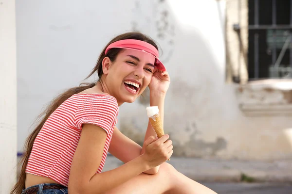 Junge Frau lacht draußen mit Eistüte — Stockfoto