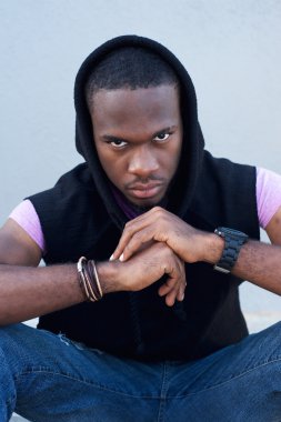 Hood kazak ile oturan serin siyah adam