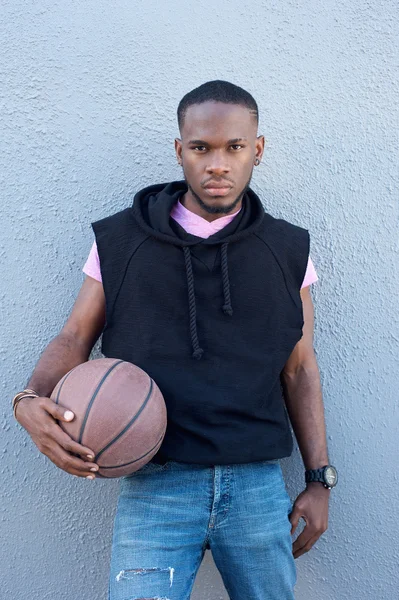 Bello giovane africano americano uomo in possesso di basket — Foto Stock