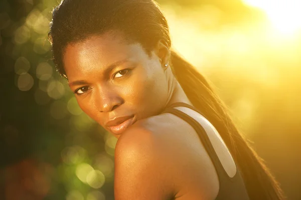Afrika Amerika perempuan fashion model berpose di luar — Stok Foto
