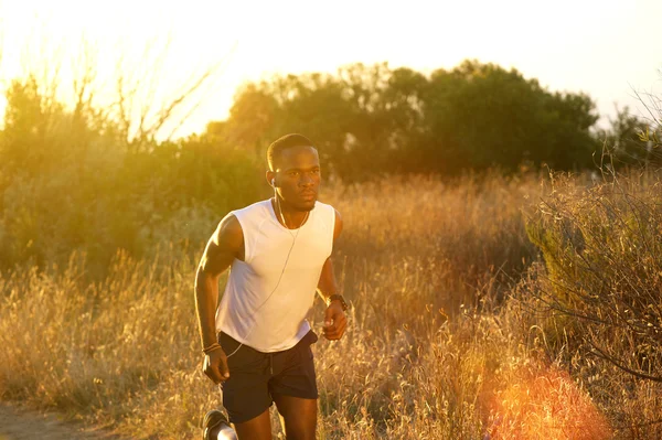 Knappe jonge african american man loopt oefening — Stockfoto