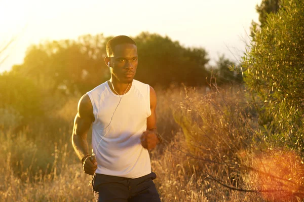 Homme coureur dehors dans la nature — Photo