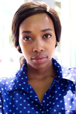 Portre Afro-Amerikan iş kadın kapatmak