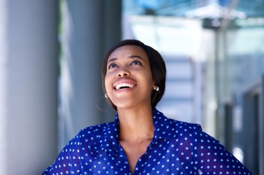 Gülüyor ve ararken Afrika iş kadını