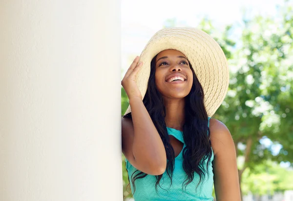 Schattig Afro-Amerikaanse vrouw die lacht met hoed zon — Stockfoto