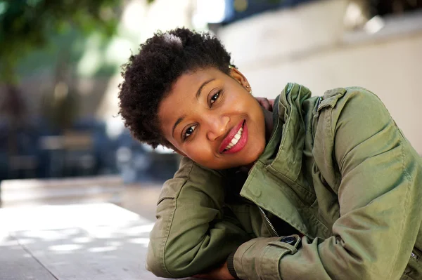 Sonriente afroamericana chica relajante fuera — Foto de Stock