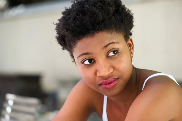 Jovem afro-americana mulher olhando para longe — Fotografia de Stock