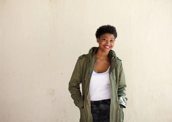 Africano mulher americana sorrindo com jaqueta verde — Fotografia de Stock