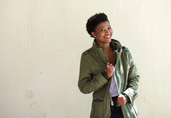 Mulher afro-americana legal sorrindo com jaqueta verde — Fotografia de Stock