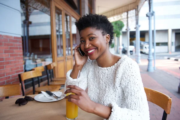 Jovem alegre falando no celular no café — Fotografia de Stock