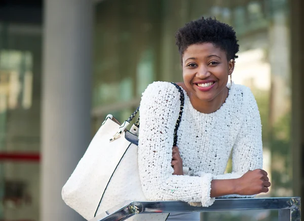 Sonriente mujer afroamericana con bolsa — Foto de Stock