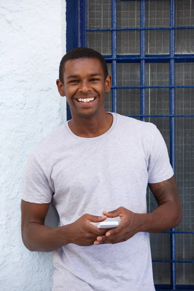 Sorrindo afro-americano cara com celular — Fotografia de Stock