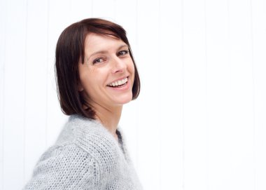 Yaşlı kadın gülüyor