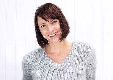 gülümseyen çekici yaşlı kadın