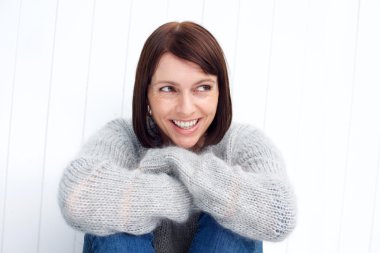 Beyaz arka plan üzerinde gülümseyen güzel Olgun kadın