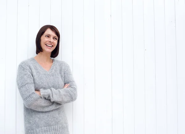 Lachende oudere vrouw stond tegen witte achtergrond — Stockfoto