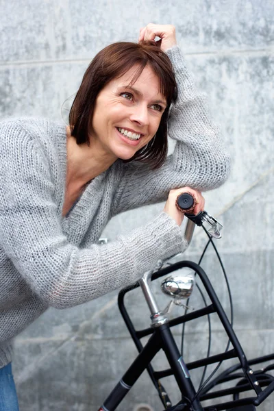 Ler mitten äldre kvinna med cykel — Stockfoto