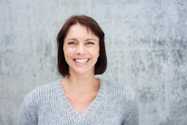 Fechar sorrindo mulher de meia idade — Fotografia de Stock