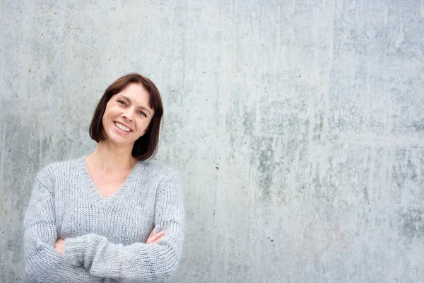 Весела літня жінка у вовняному светрі — стокове фото