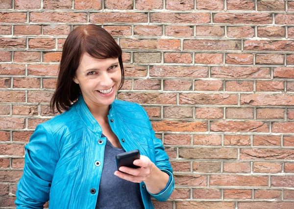 Ler mitten äldre kvinna med mobiltelefon — Stockfoto