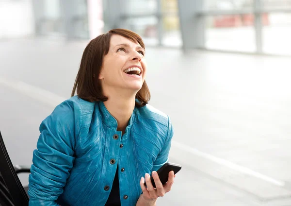Sorrindo mulher de meia-idade com telefone celular — Fotografia de Stock