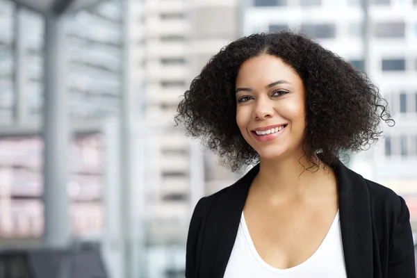 Mujer de negocios afroamericana sonriendo — Foto de Stock