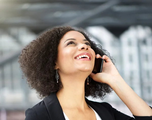 Amerikansk affärskvinna talar i mobiltelefon — Stockfoto