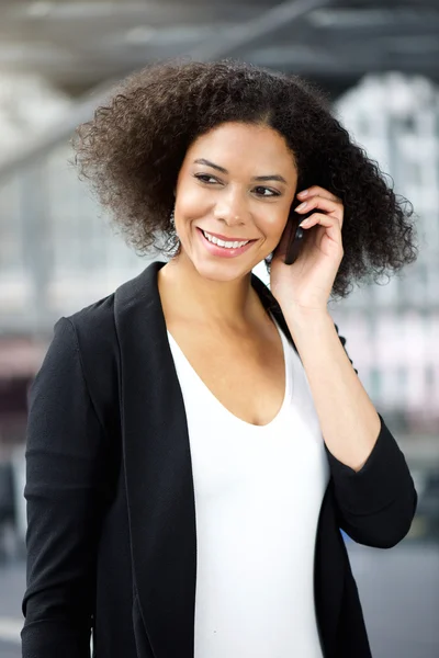 Jonge Afrikaanse Amerikaanse zakenvrouw praten op mobiele telefoon — Stockfoto