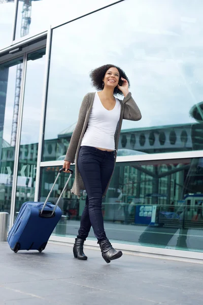 Mulher viajante andando com mala e telefone celular — Fotografia de Stock