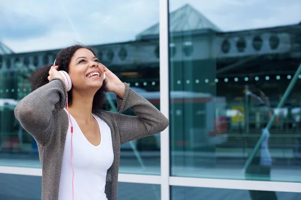 Joyeux jeune femme appréciant la musique sur écouteurs — Photo