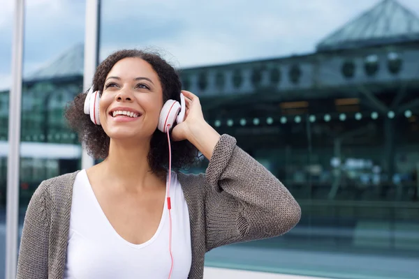 Attrayant jeune femme souriant avec écouteurs — Photo