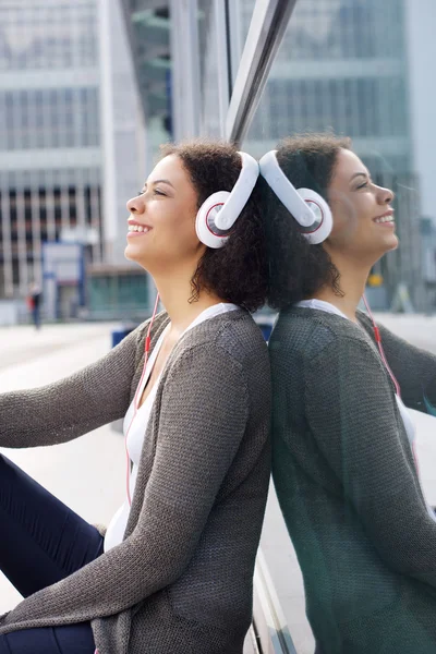 Souriant afro-américaine fille profiter de la musique sur écouteurs — Photo