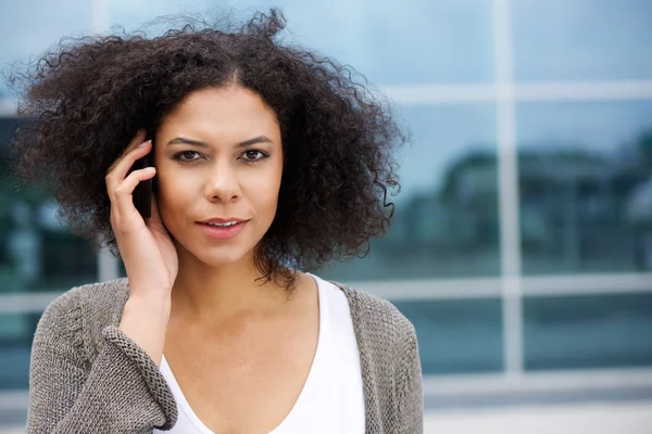 Aantrekkelijke jonge vrouw luisteren naar mobiel — Stockfoto