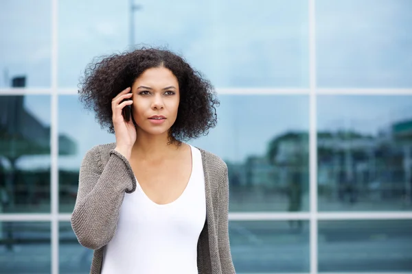 Vacker ung amerikansk kvinna med hjälp av mobiltelefon — Stockfoto