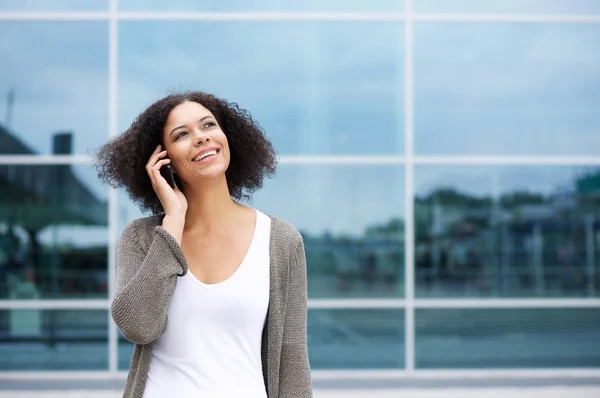 Glad ung kvinna lyssna på mobiltelefon utanför — Stockfoto