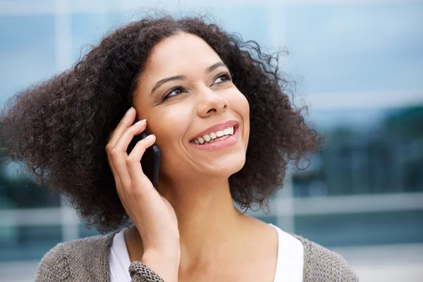 Leende afroamerikanska kvinna talar i mobiltelefon — Stockfoto