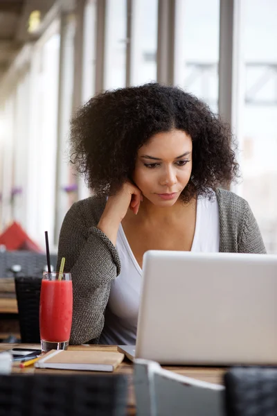 Kvinnlig student med laptop på café — Stockfoto