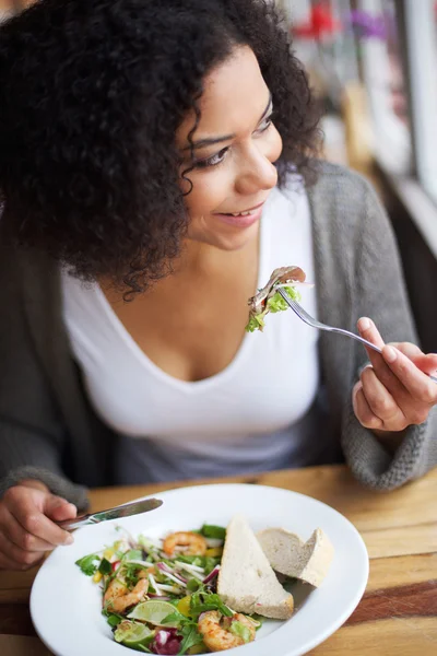 Sorrindo mulher afro-americana comendo em restaurante — Fotografia de Stock