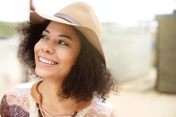 Mladá africká americká žena s úsměvem s kloboukem — Stock fotografie