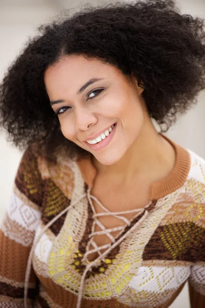 Sorridente africana americana giovane donna con i capelli ricci — Foto Stock