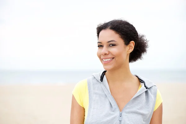 Adatto donna afro-americana sorridente alla spiaggia — Foto Stock