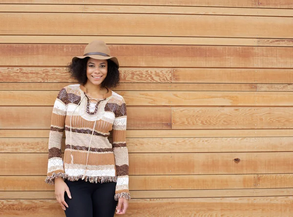 Donna afroamericana sorridente con vestiti di colori autunnali — Foto Stock