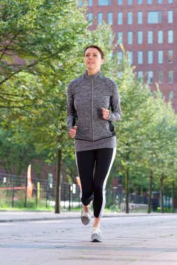 Şehrin dışında çalışan kadın